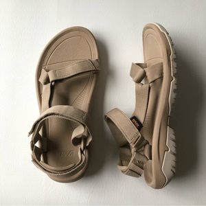 LIKE NEW Teva hurricane XLT 2 sandals Tan/cream Size 9 Women’s